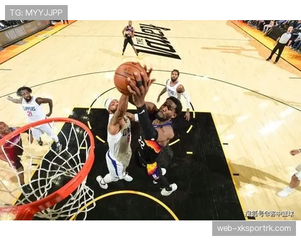 德斯蒙德·班恩三分抢断双威胁 拉开快船防守空间