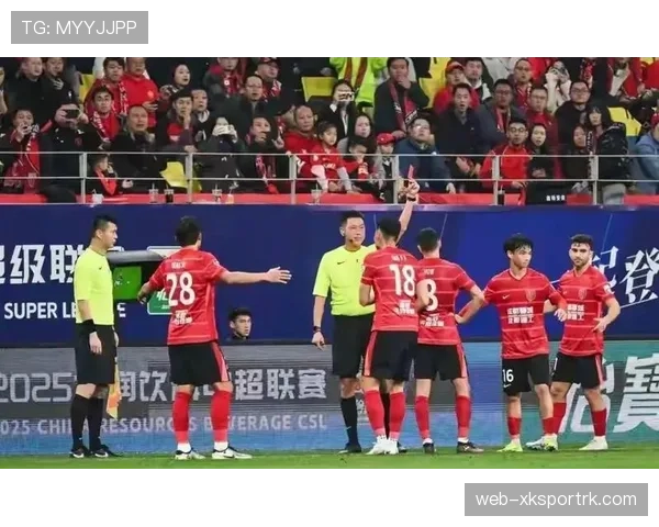 裁判职责解析：足球比赛中判罚权责与规则执行标准